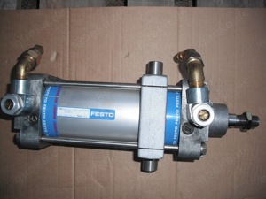 Druckluftzylinder der Marke FESTO