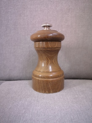 Freres Peugeot Pfeffermühle aus Holz rustikal