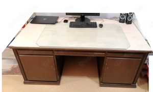 Büroschreibtisch