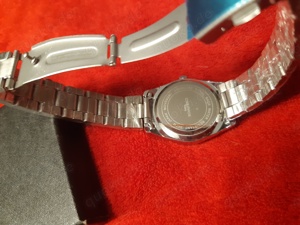neue silberfarbene Armbanduhr mit grünem Zifferblatt Bild 5