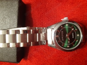 neue silberfarbene Armbanduhr mit grünem Zifferblatt Bild 2