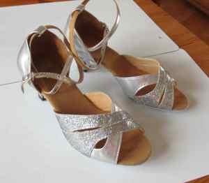 Neue silberne Tanzschuhe Sandalen mit Tanzsohle Gr 40