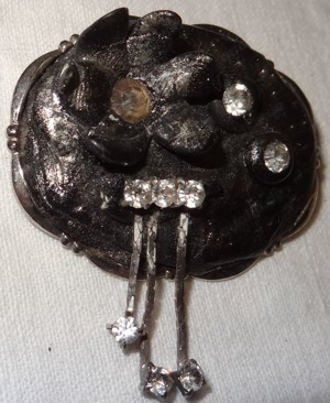 V Brosche vom Künstlermarkt Anstecknadel Blumendekor Glassteine 4,2x3,2 ungetragen neuwertig unbenut Bild 8