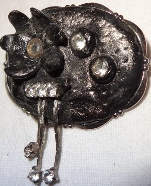 V Brosche vom Künstlermarkt Anstecknadel Blumendekor Glassteine 4,2x3,2 ungetragen neuwertig unbenut Bild 9