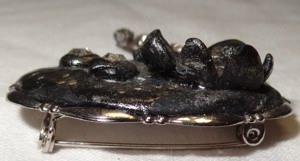 V Brosche vom Künstlermarkt Anstecknadel Blumendekor Glassteine 4,2x3,2 ungetragen neuwertig unbenut Bild 7