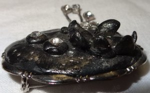 V Brosche vom Künstlermarkt Anstecknadel Blumendekor Glassteine 4,2x3,2 ungetragen neuwertig unbenut Bild 2
