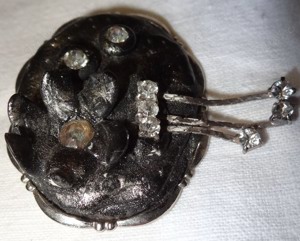 V Brosche vom Künstlermarkt Anstecknadel Blumendekor Glassteine 4,2x3,2 ungetragen neuwertig unbenut Bild 5