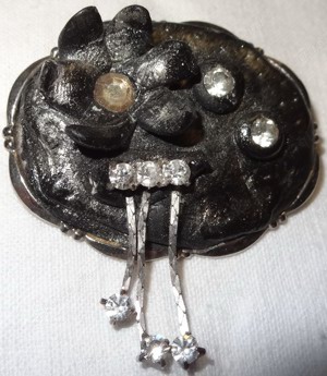 V Brosche vom Künstlermarkt Anstecknadel Blumendekor Glassteine 4,2x3,2 ungetragen neuwertig unbenut Bild 4