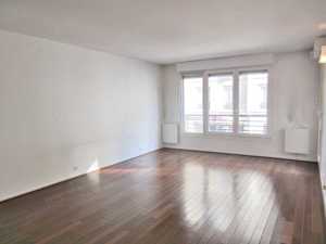 Geschmackvolle 4-Zimmer-Wohnung mit geh. Innenausstattung mit Balkon und EBK in Berlin Reinickendorf