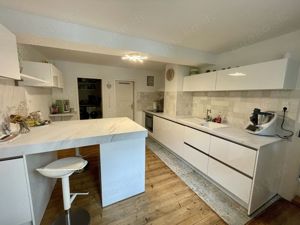 Traumhafte Küche mit Elektrogeräten, Kühlschrank und Mikrowelle