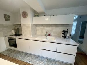Traumhafte Küche mit Elektrogeräten, Kühlschrank und Mikrowelle Bild 2