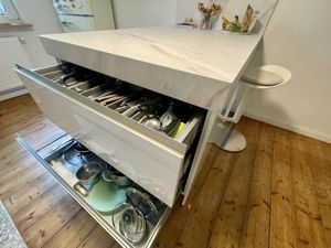 Traumhafte Küche mit Elektrogeräten, Kühlschrank und Mikrowelle Bild 6