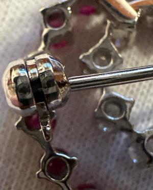 Brosche Wg,585,Rubine u. Diamanten VVSI, 0,4 Karat, Wesselton2x3,2 mm, ca. 5,5Gr Bild 4