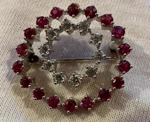 Brosche Wg,585,Rubine u. Diamanten VVSI, 0,4 Karat, Wesselton2x3,2 mm, ca. 5,5Gr