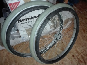 Zwei Räder für Rollstuhl 