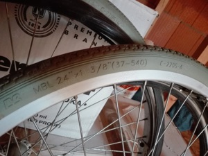 Zwei Räder für Rollstuhl  Bild 3