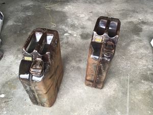 2 alte Benzinkannister 20l aus Metall - Vintage