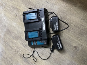 Makita Ladegerät mit zwei Akkus