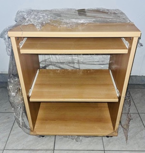 Computertisch aus Holz mit Rollen