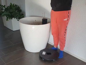 Großer Lechuza Topf Classico 70, weiß, mit passendem Rolluntersetzer.