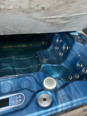 Whirlpool mit Gegenstromanlage günstig abzugeben