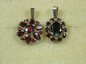 2x Anhänger 333 Gold mit Granat, je 99,-