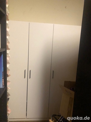 Weisser Besenschrank