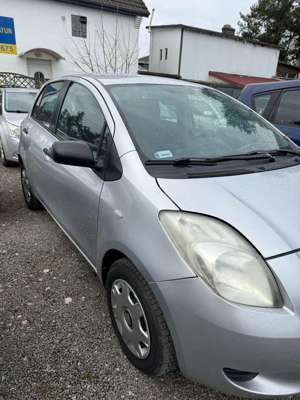Toyota Yaris 1.0 VVT-i Bild 3
