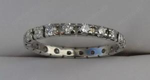 Ring, 585er Weißgold, besetzt mit 20 Brillanten von ca. 1,00ct + Ohrstecker.