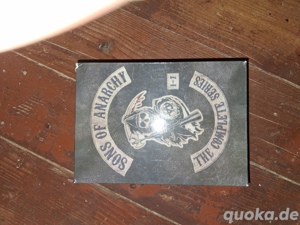 ich verkaufe hier eine Box von der sons of anarchy die ist auf englisch