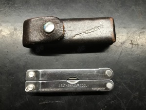 original Leatherman mit originalem Leder Köcher.