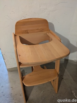 Kinderhochstuhl voll Holz mit Sitzauflage.