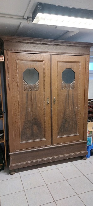 Schrank aus Massivholz