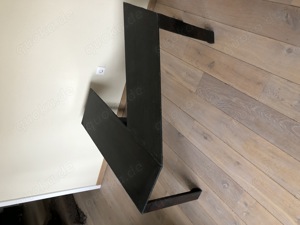 Handgefertigter massiver Stahltisch