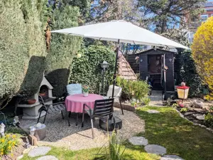 Sonnenschirm   Markt 3 Meter Durchmesser in beige, kippbar, leicht defekt, für 10 Euro zu verkaufen.