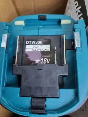 Makita Akku-Schlagschrauber 1 2" 18V DTW300RTJ + 2 x Akkus 1850B LED + 1 4 Adapter - neu unbenutzt Bild 2