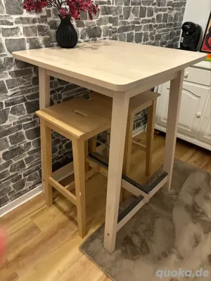 Tisch + Stühle