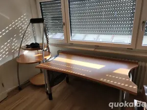 Schreibtisch mit Computertisch zu verschenken 