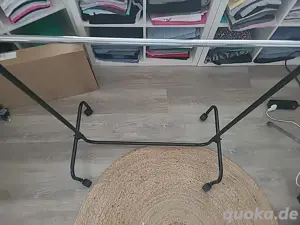 1 Kleiderständer auf Rollen 