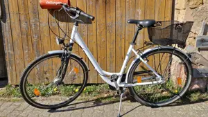 Damenfahrrad, weiss, 28 Zoll, strassentauglich und verkehrssicher.