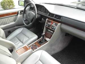 Mercedes-Benz E 220 cabrio /sportline Bild 3