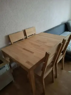 Tisch mit 4 Stühlen
