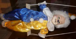 Großer Harlekin Clown Puppe auf Schaukel Top Deko Bild 2