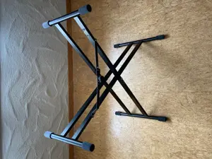 Keyboardständer doppelstebig zu verkaufen