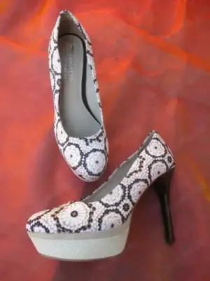 NEU ungetragen Retro Hippie Blüten Grafik High- Heels Plateau Pumps Tamaris 37- 38  5 schwarz crem 