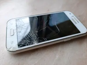 Samsung Galaxy J1 weiß technisch sehr guter Zustand Glasschaden Bild 4