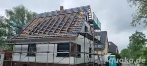 Dachdecker bietet leistung