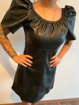 NEU mit ETIKETT Kunst- Leder - Imitat * Carmen- Style * Mini-  Kleid "NA-KD" Gr.34-36  XS-S schwarz