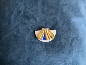 Hutschenreuther Brosche aus Porzellan, neu, Weiß mit Gold und Blau