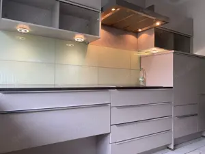 Einbauküche Nobilia-Miele Geräte-Steinplatte-Top Beleuchtung  Bild 2